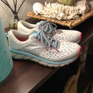FINAL sale.  Brooks Glucerin 16